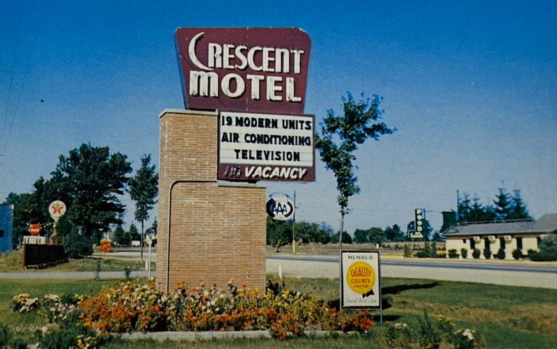 Colonial Inn (Crescent Motel) - Vintage Postcad (newer photo)